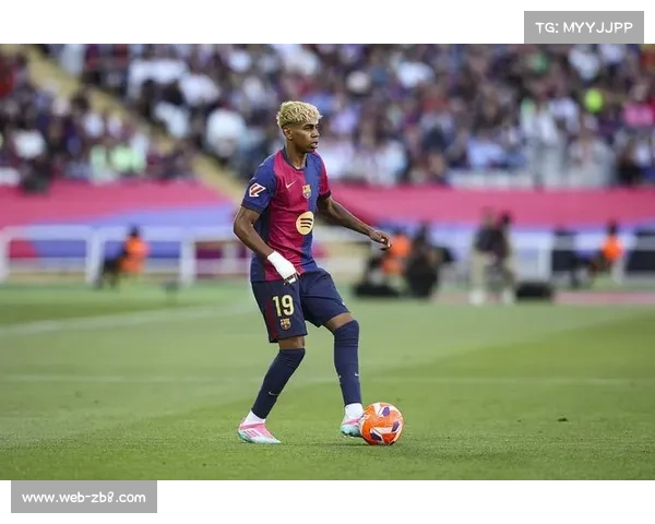 巴萨小将亚马尔失误后获队友鼓励，球迷掌声化解尴尬