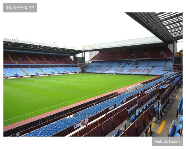 通讯：暴雨致比赛中断，维拉公园球场穹顶闭合系统20分钟内完成部署